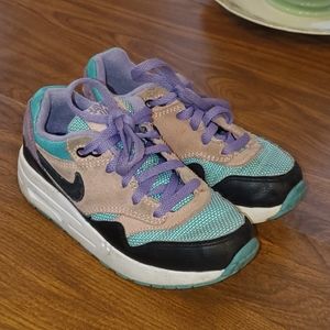 Little girl nike sneakers size 11